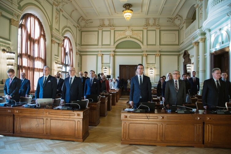 Minutą ciszy radni uczcili pamięć swojego kolegi, radnego Dawida Krupeja, który zmarł przed kilkoma dniami