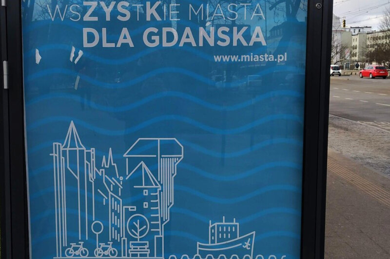 Plakat promujący kampanię na jednej z wiat przystankowych