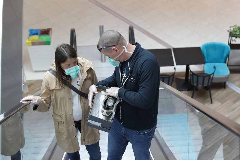 04.04.2020. Galeria Forum Gdańsk. Pierwszy dzień funkcjonowania galerii handlowych po przerwie spowodowanej obostrzeniami związanymi z pandemią koronawirusa 