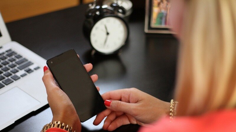 Miasto Gdańsk uruchomiło całodobowy telefon alarmowo-informacyjny 797 909 112 oraz adres mailowy wsparcie@mopr.gda.pl (zdjęcie ilustracyjne)