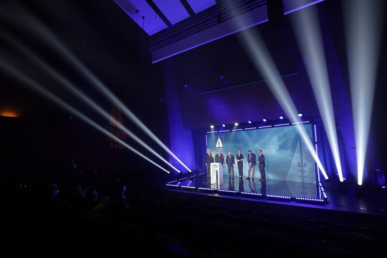 scena, na scenie kobieta i mężczyzna, piękna iluminacja