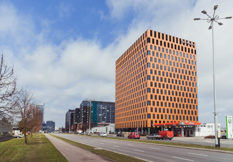 Pomarańczowo - czarny wieżowiec