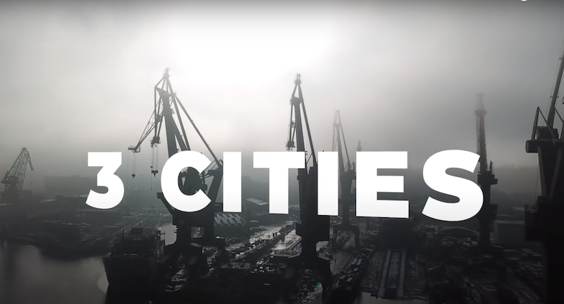 Napis 3 cites, w tle gdańskie dźwigi