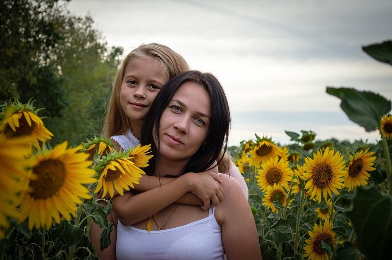 kobieta i dziewczyna na polu kwitnących słoneczników