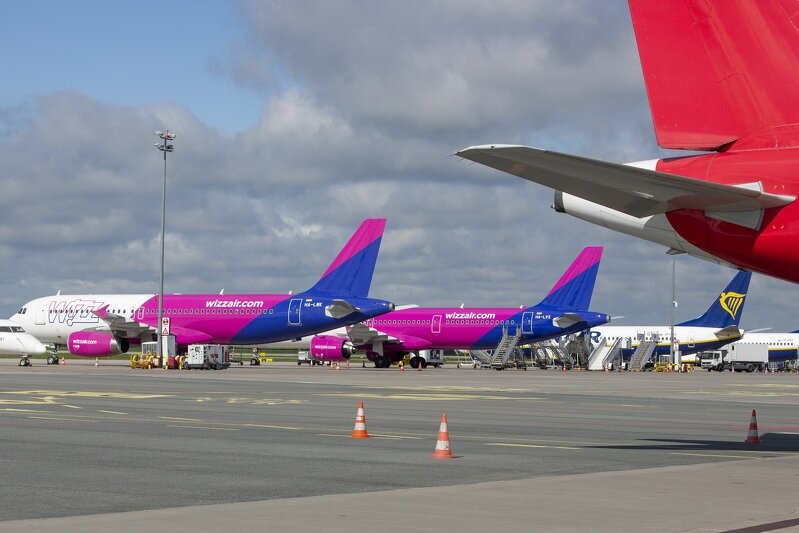 dwa samoloty stoją na płycie lotniska