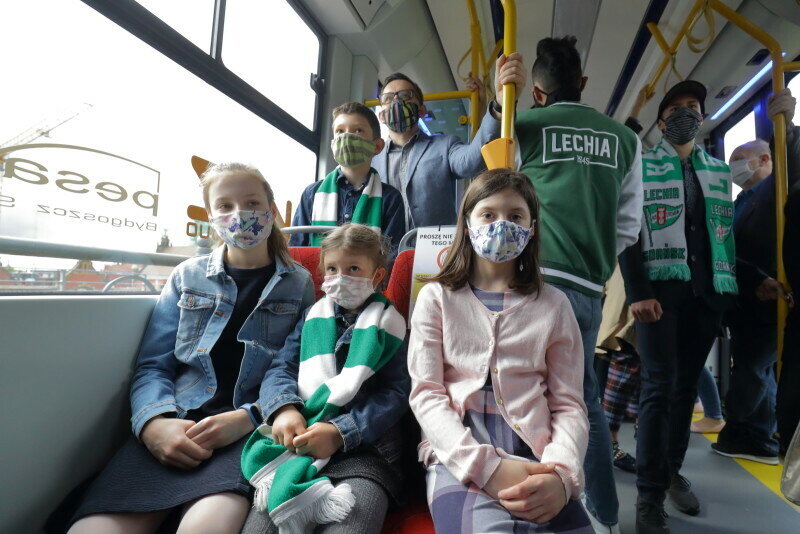 Bialo_zielony_tramwaj_im_Romana_Rogocza_179250_800px