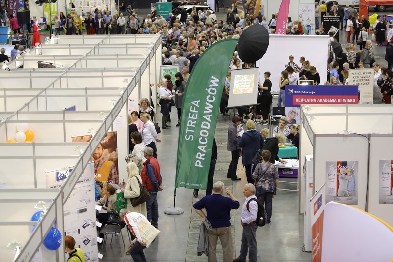 tłum ludzi na targach, zdjęcie z dalekiej perspektywy