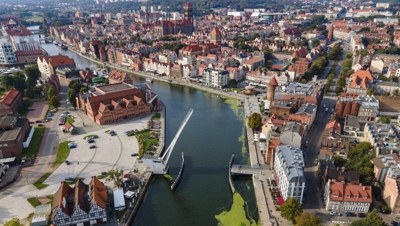 widok z drona na rzekę Motławę i wyspę ołowiankę