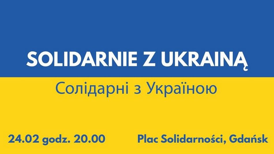 Plakat jako flaga Ukrainy (niebiesko-żółta) U góry po polsku i ukraińsku: SOLIDARNIE Z UKRAINĄ. U dołu data i miejsce: 24.02, godz. 20.00 Plac Solidarności, Gdańsk