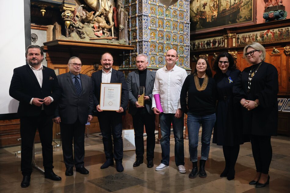 Uczestnicy gali AMBERIF DESIGN AWARD we wnętrzu Dworu Artusa. 