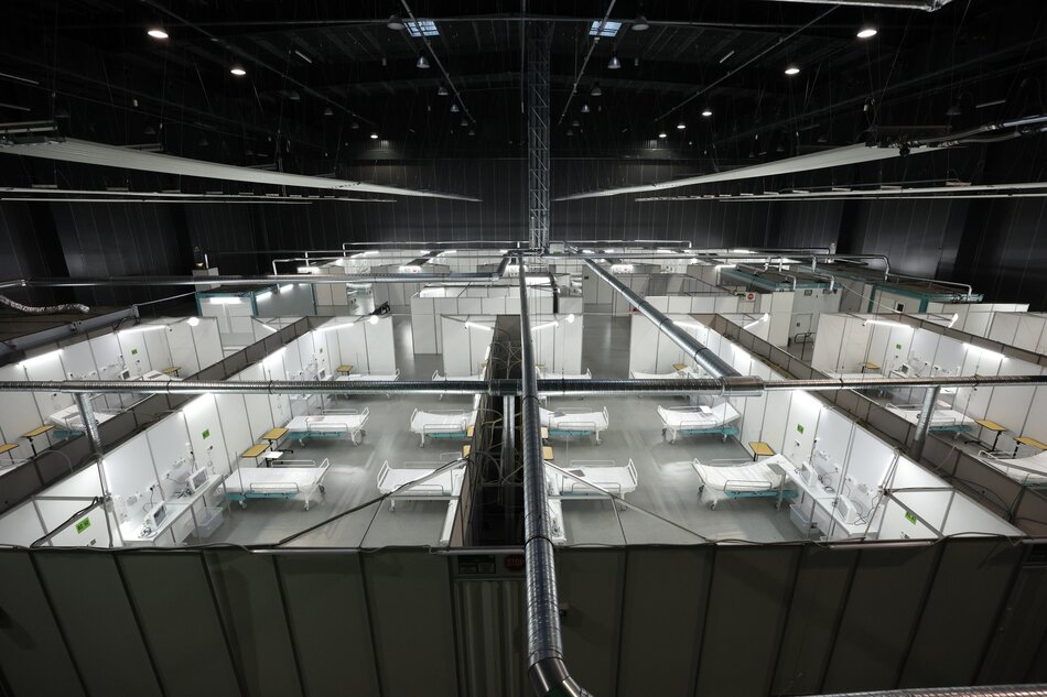 szpital tymczasowy, łóżka rozstawione w dużej hali