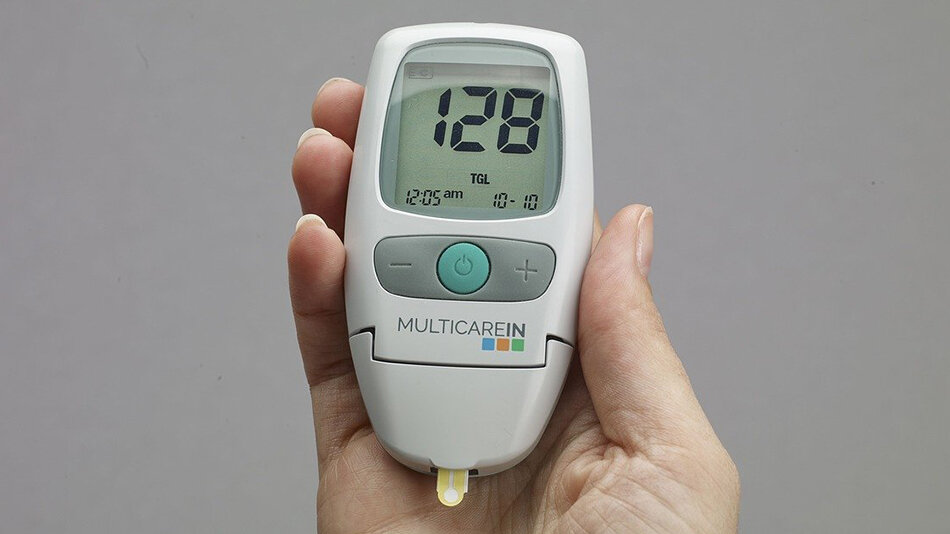 glukometr trzymany w dłoni