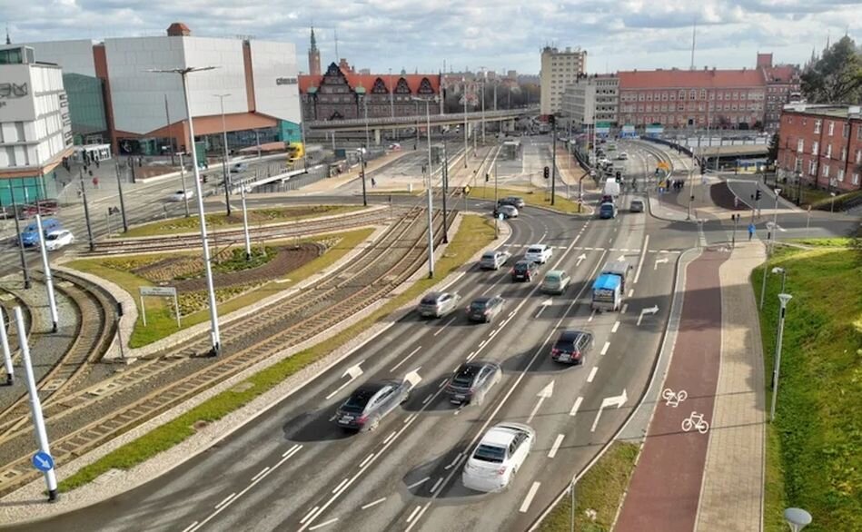 węzeł drogowy w mieście, linia tramwajowa, drogi asfaltowe i samochody dookoła budynki