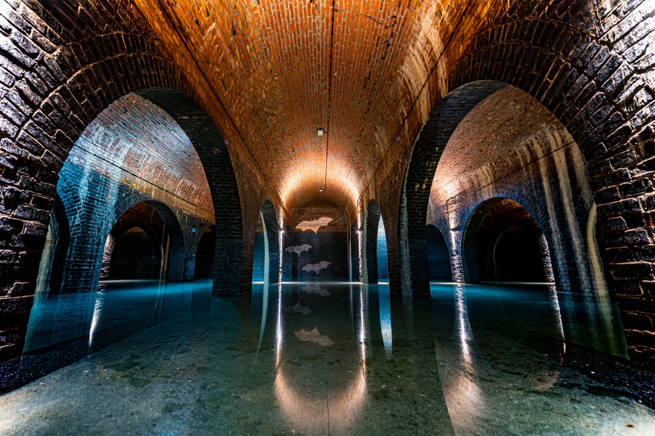 wnętrze zbiornika wodnego, widać ceglane łuki przypominające te w świątyniach