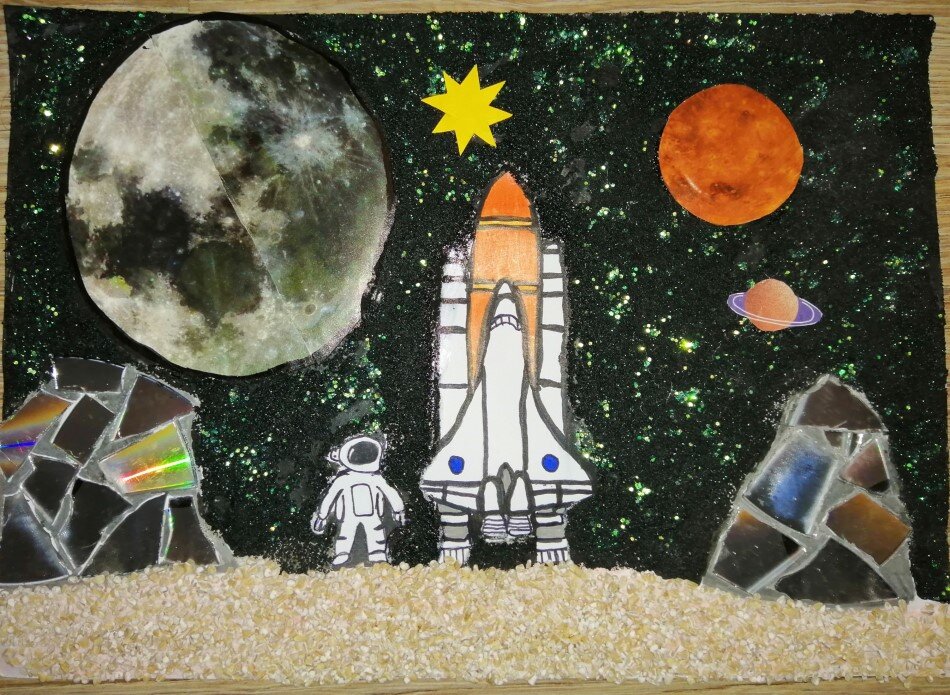 Rysunek przedstawiający raietę kosmiczną, gwiazdę, planety 