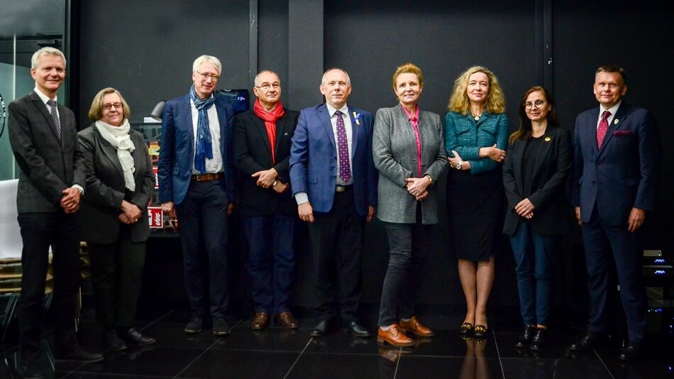 Dziewięć osób stojących obok siebie