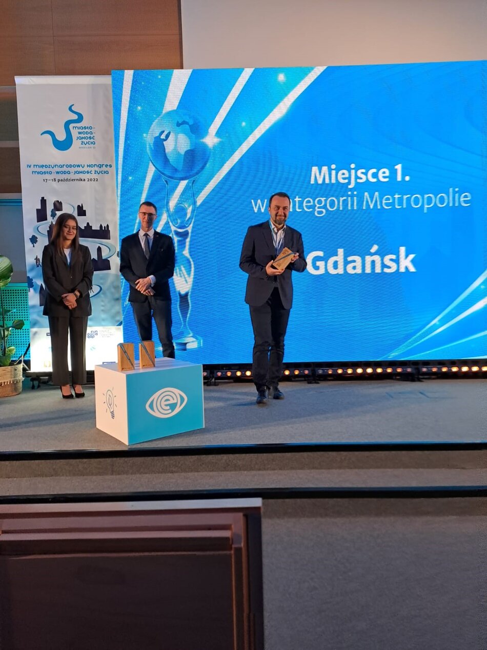 Ryszard Gajewski odbiera statuetkę. 