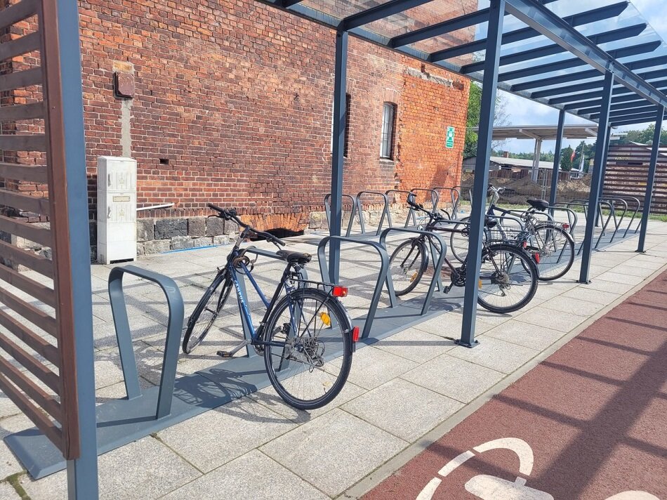 stojaki rowerowe pod dachem