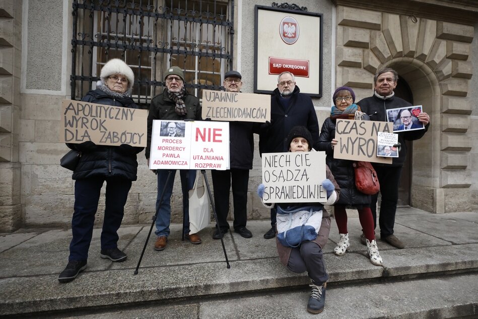 Kilka osób przed budynkiem sądu z transparentami domagającymi się ukarania zabójcy prezydenta Gdańska