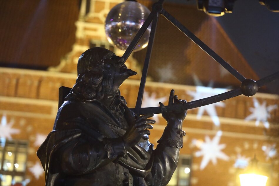 zbliżenie na pomnik mężczyzny patrzącego w niebo