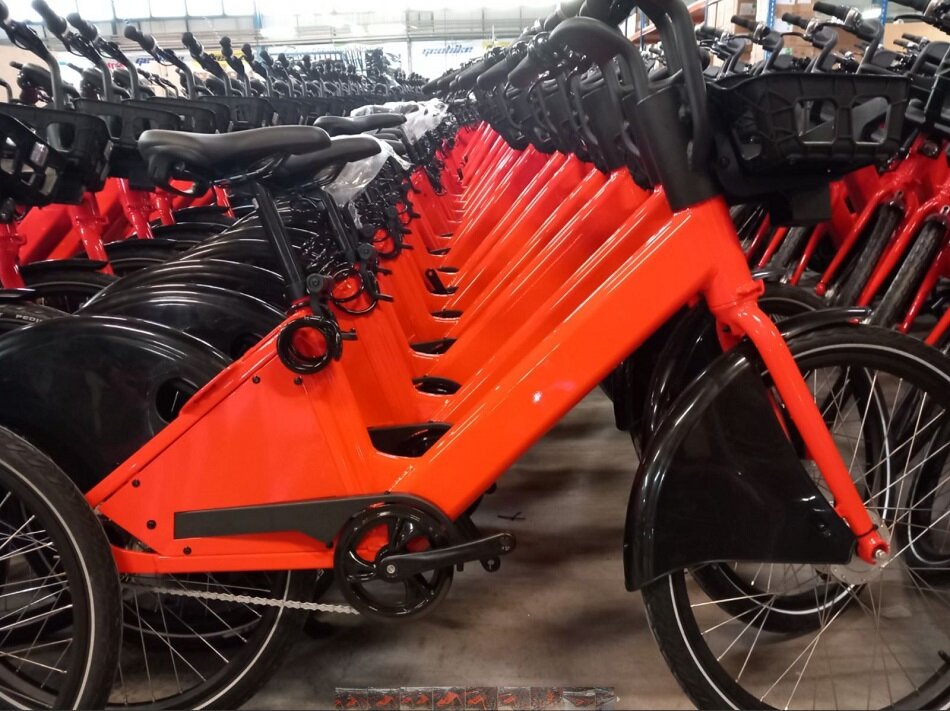 czerwone rowery stojące w rzędach