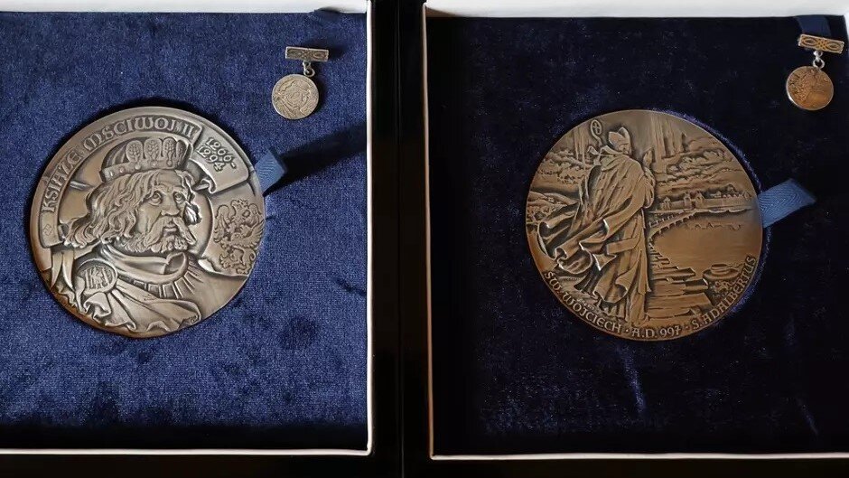 Medale św. Wojciecha i medale Księcia Mściwoja II leżą w pudełkach wyłożonych aksamitem