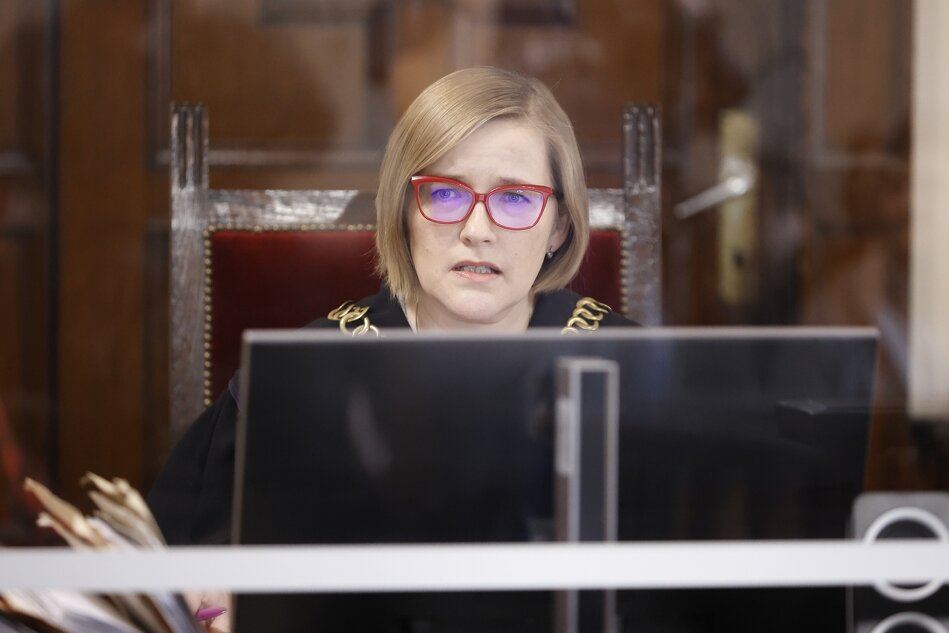 Sędzia kobieta w okularach przed ekranem komputera