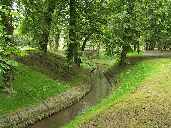 Odcinek środkowy Potoku Oruńskiego w Parku Oruńskim.