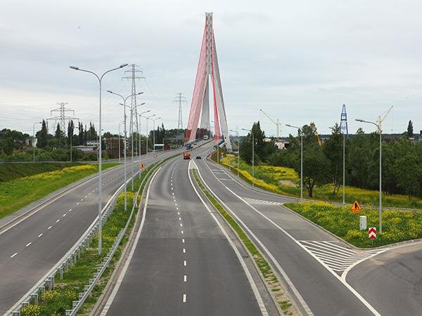 Trasa Sucharskiego. Widok z wiaduktu w ciągu ulicy Elbląskiej w kierunku mostu wantowego nad Martwą Wisłą.