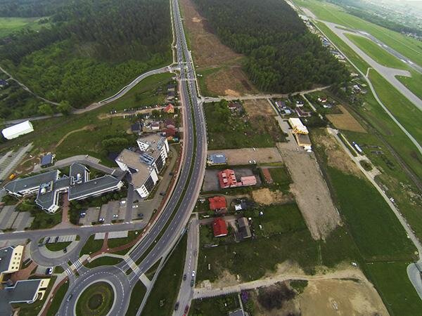 Widok na Trasę Słowackiego z lotu ptaka w okolicach portu lotniczego w Rębiechowie.
