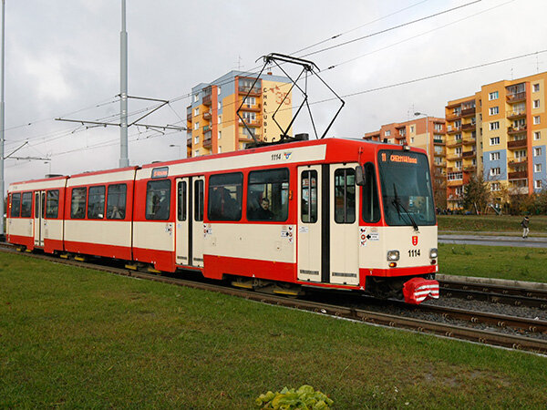 Tramwaj numer 11 na torach linii tramwajowej biegnącej wzdłuż alei Sikorskiego w Gdańsku.