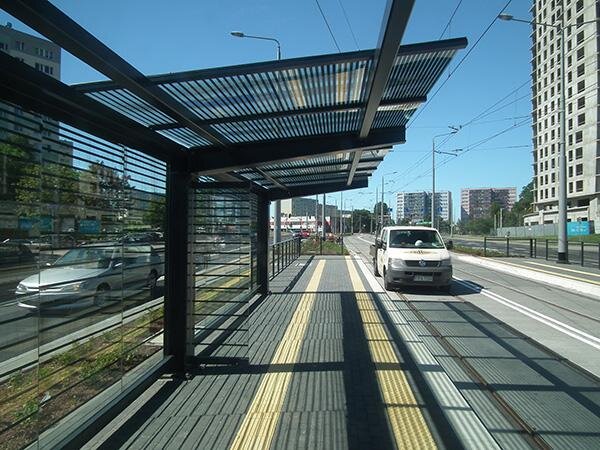 Wspólny przystanek autobusowo-tramwajowy Warneńska na linii tramwajowej wzdłuż ulicy Rakoczego.