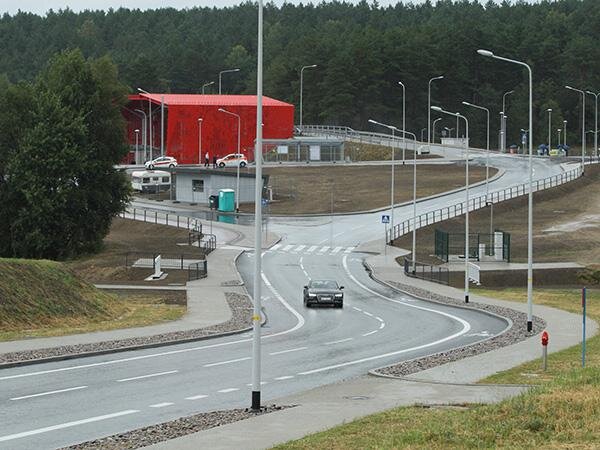 Droga dojazdowa do przystanku PKM Jasień. W perspektywie widoczne zadaszenie przystanku PKM Jasień.