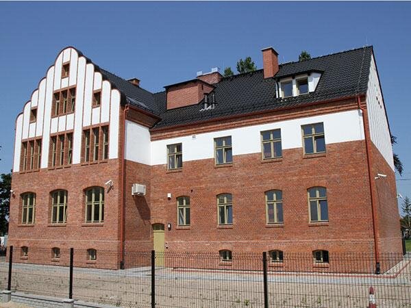 Przebudowany budynek dawnej szkoły przy ulicy Uczniowskiej 22 w Gdańsku Letnicy.