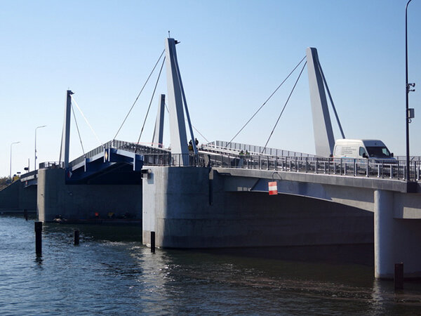Most zwodzony nad Martwą Wisłą w Gdańsku Sobieszewie.