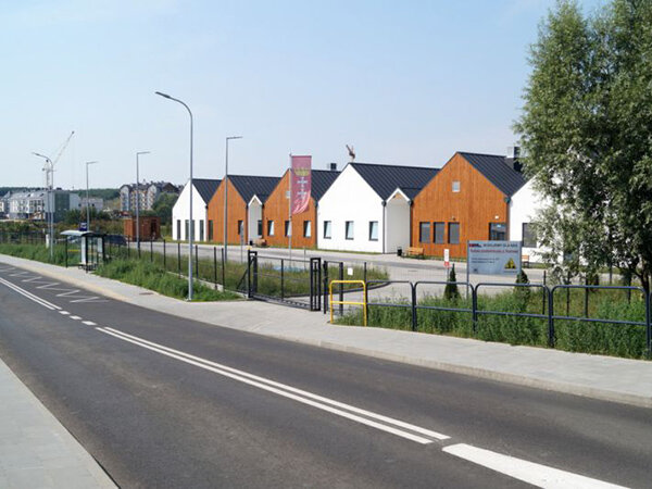 Ulica Kolorowa i położone przy niej przedszkole modułowe na osiedlu Kolorowym.