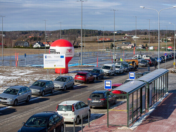 Wiaty przystanków autobusowych i parking na węźle integracyjnym Gdańsk Rębiechowo.