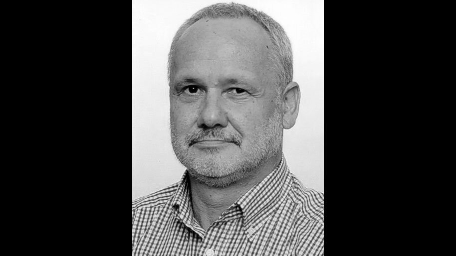 Zdjęcie legitymacyjne mężczyzny około 60. roku zycia