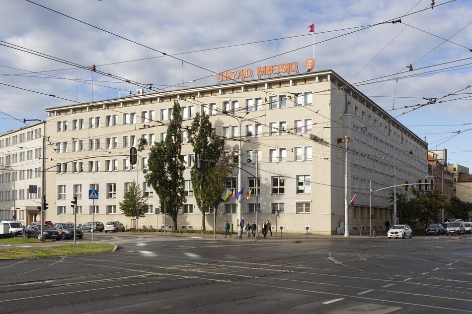 Gmach Urzędu Miejskiego przy ul. Nowe Ogrody, Przed nim szerokie skrzyżowanie