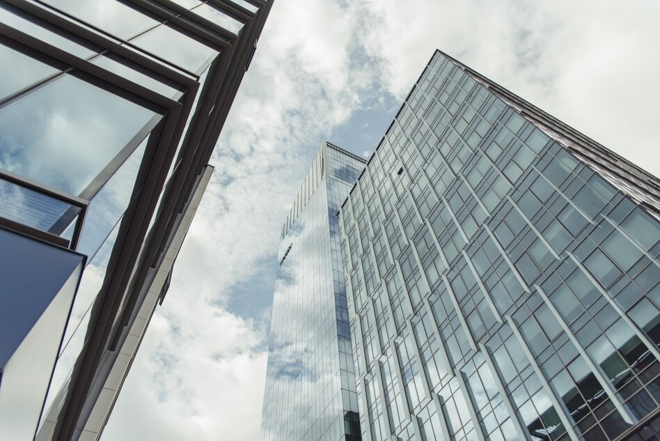 nowoczesne, szklane biurowce na tle nieba