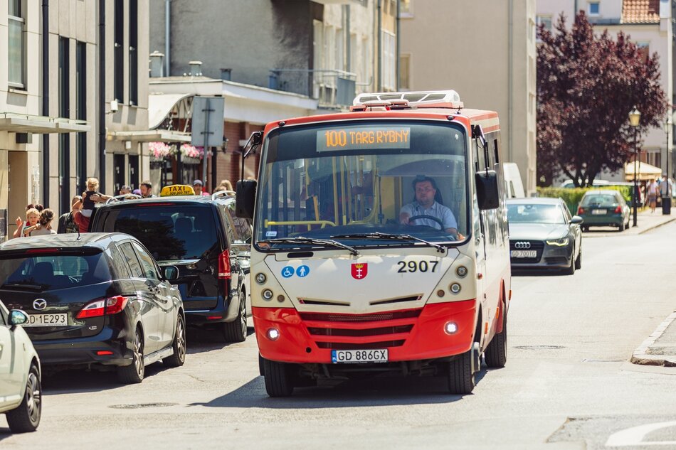 Autobus 100 na ulicy, po bokach samochody