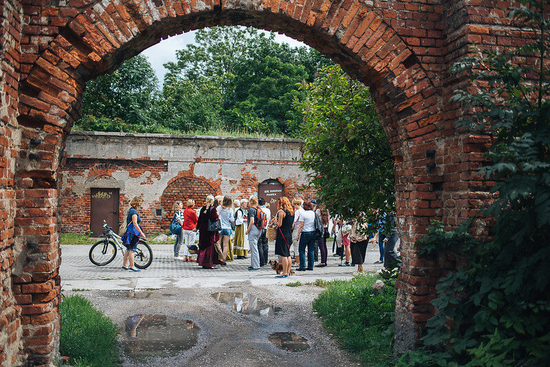lokalny przewodnik i grupa zwiedzających