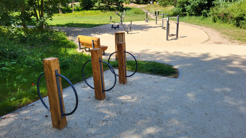 drewniane stojaki na rowery