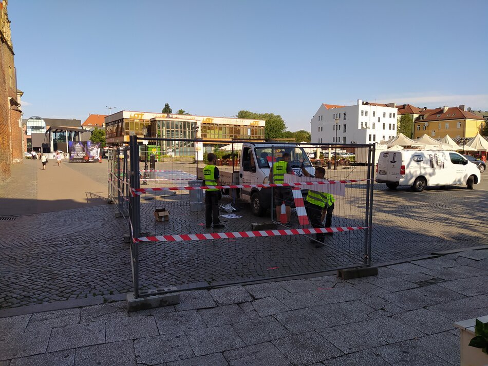 Ekipa remontowa ustawia ogrodzenia na Targu Węglowym w Gdańsku. 