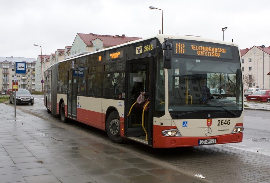 Autobus na przystanku. Na wyświetlaczu nad przednią szybą nr 118