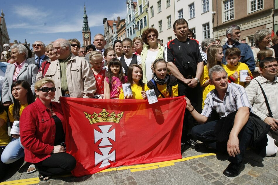 Ludzie z flagą Gdańska