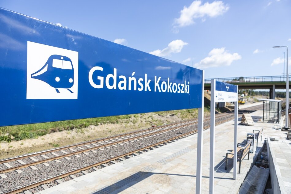 peron z nazwą stacji kolejowej