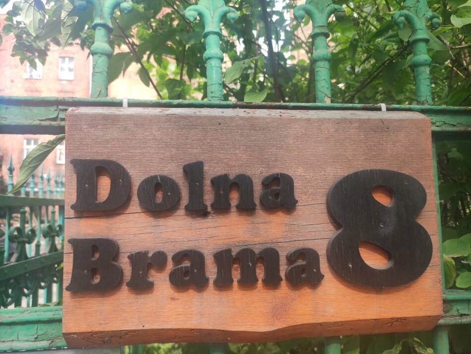 Fragment starej furtki, na niej napis Dolna Brama 9