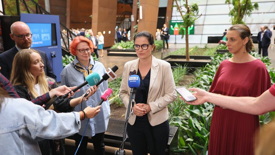 Konferencja prasowa z udziałem trzech kobiet i mężczyzny