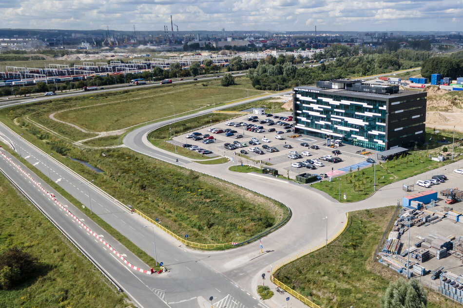 rzut z góry na biurowiec stojący przy ul. Andruszkiewicza i okoliczne drogi